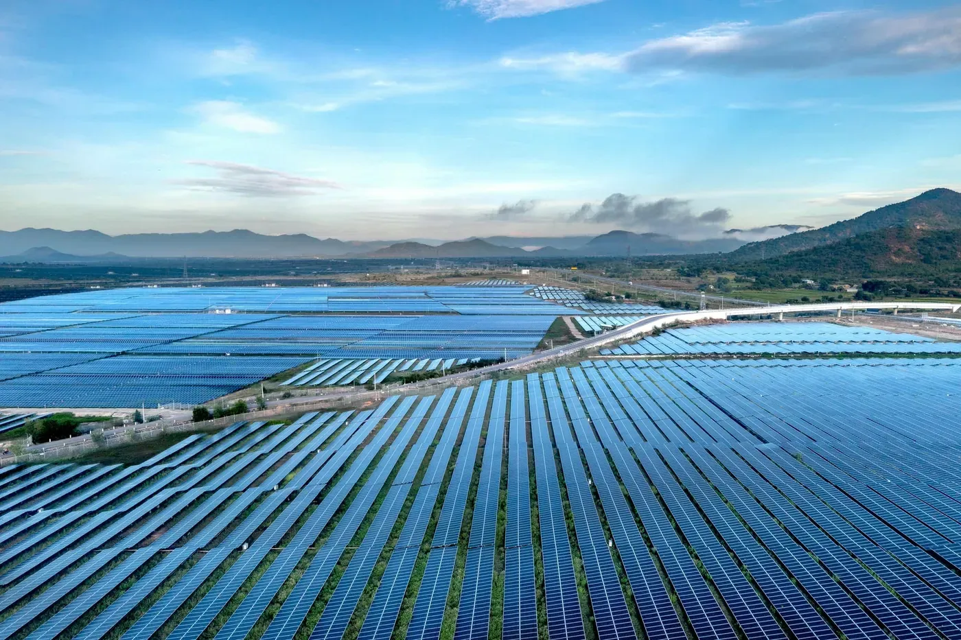 Três gotas translúcidas em opacidades diferentes representando compensação, neutralização e contribuição climática.