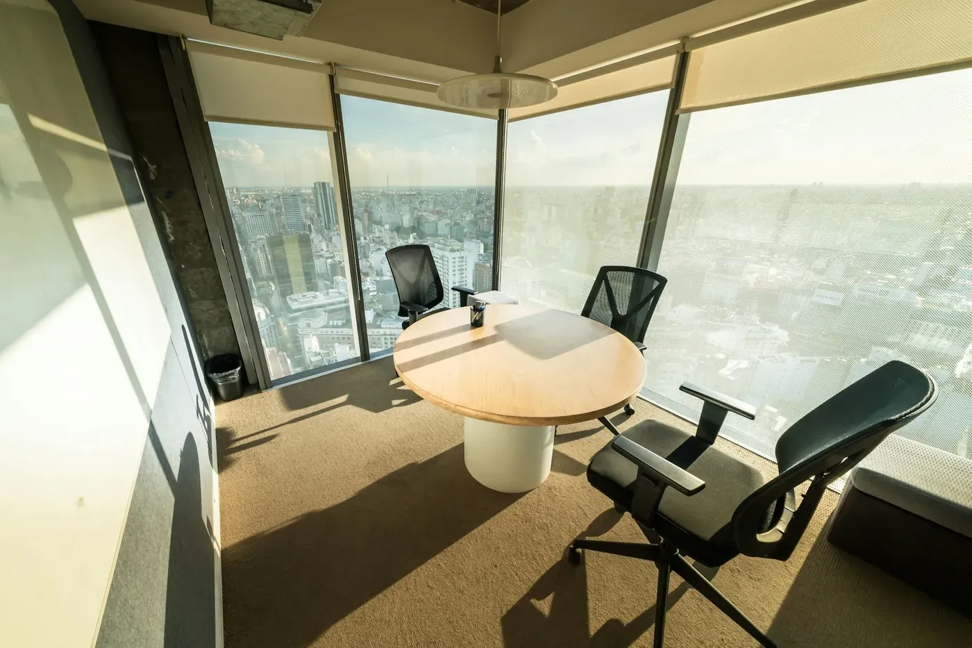 Sala de reunião com vista para a cidade, referência às conversas entre empresas e investidores institucionais.