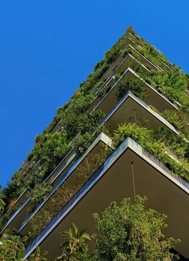 Edifício alto com fachada-jardim vertical · referência de construção sustentável atendida por nossa metodologia